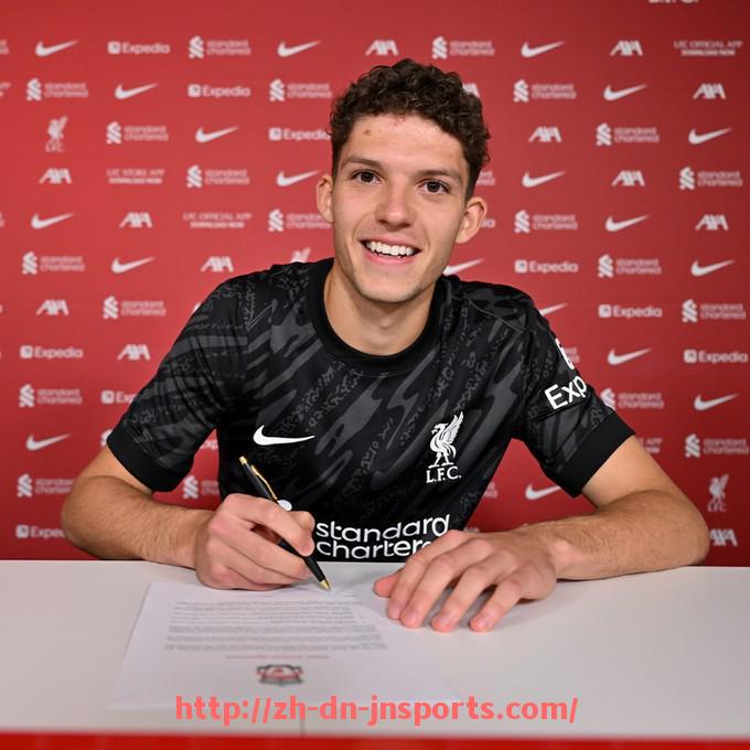 JN江南体育-英超球员的一天:训练、比赛与生活全纪录